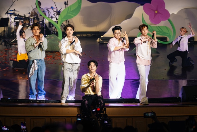 Gần 2.000 khán giả phủ kín Nhà hát Ca múa nhạc Quân đội trong 2 đêm live concert của buitruonglinh tại Hà Nội - 6