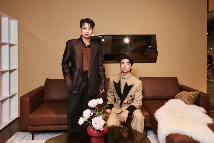 Ninh Anh Bùi và Tùng Dương của Ninh Dương Story diện phong cách thời trang đồng điệu.