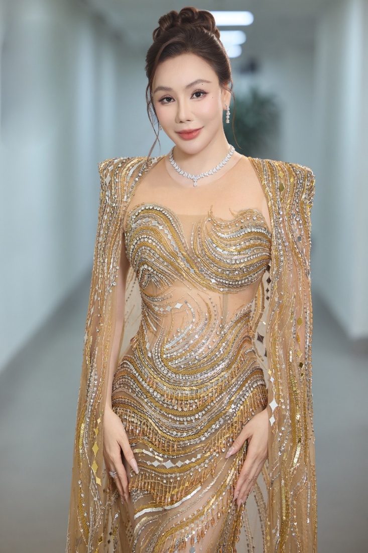 Hồ Quỳnh Hương xuất hiện với 2 outfit lộng lẫy trong live concert Phòng khách 3 thế hệ số đầu tiên.