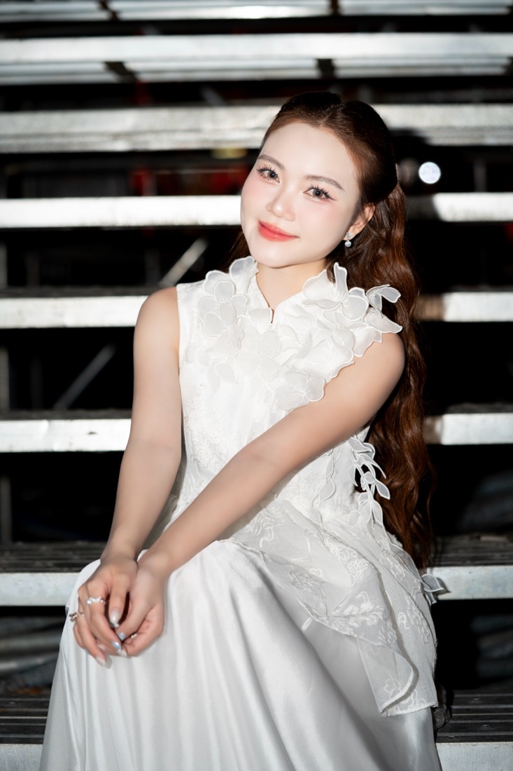 Hà Quỳnh Như sinh năm 2004, quê Nghệ An, là Quán quân Giọng hát Việt nhí 2018. Cô được mệnh danh là ca sĩ triệu view nhờ giọng hát ngọt ngào, chuyên dòng nhạc dân ca ví dặm Nghệ Tĩnh và dân ca trữ tình.