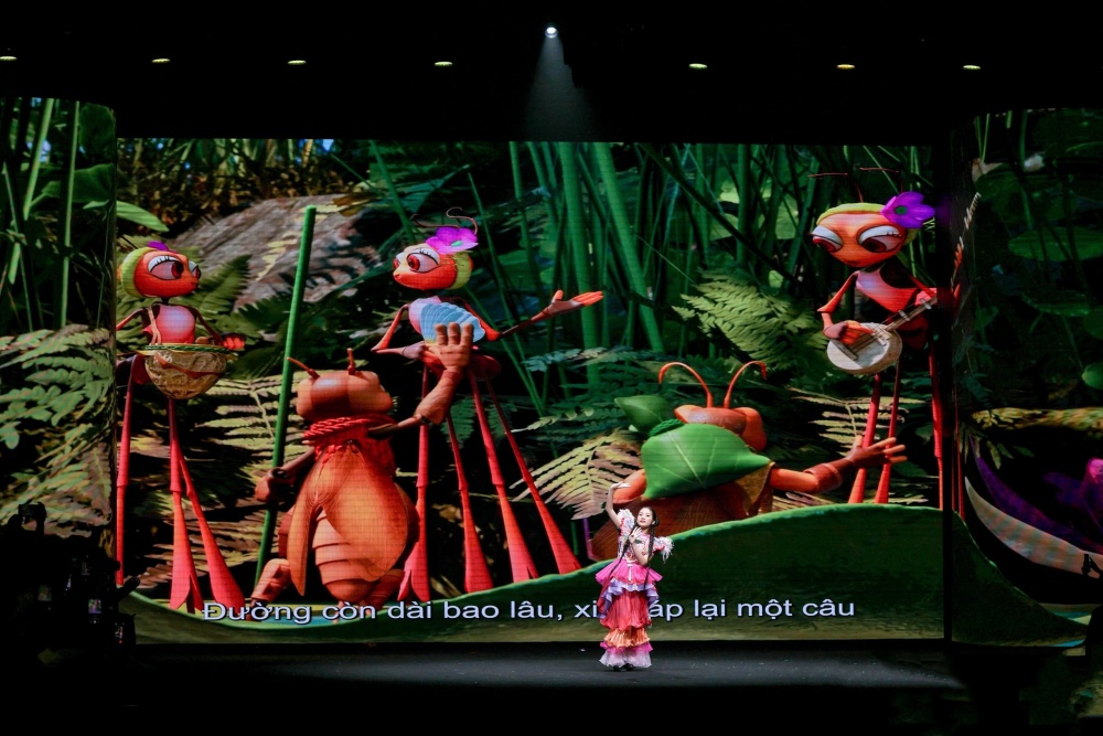An Cát Diệp mở màn show diễn tại Tuần lễ Thời trang Thâm Quyến (Trung Quốc) bằng phần trình diễn trên nền nhạc Mơ khách đường xa, lấy cảm hứng từ phim Dế Mèn: Cuộc phiêu lưu tới Xóm Lầy Lội.