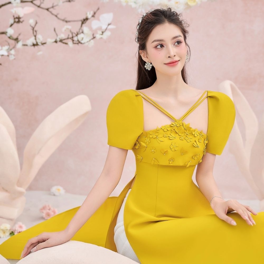Hoa hậu Tiểu Vy rạng rỡ với thiết kế áo dài cách tân.