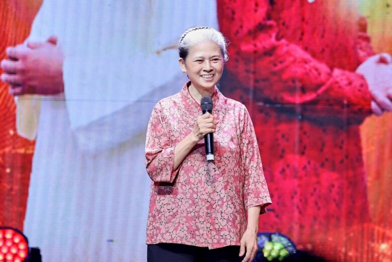 Diễn viên Bích Thủy hóa thân thành người mẹ Việt Nam kiên cường, yêu nước và hy sinh to lớn trong MV.
