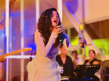 Ca sĩ Đồng Lan và biểu tượng sợi len đỏ: "Không có cuộc gặp gỡ nào là ngẫu nhiên"