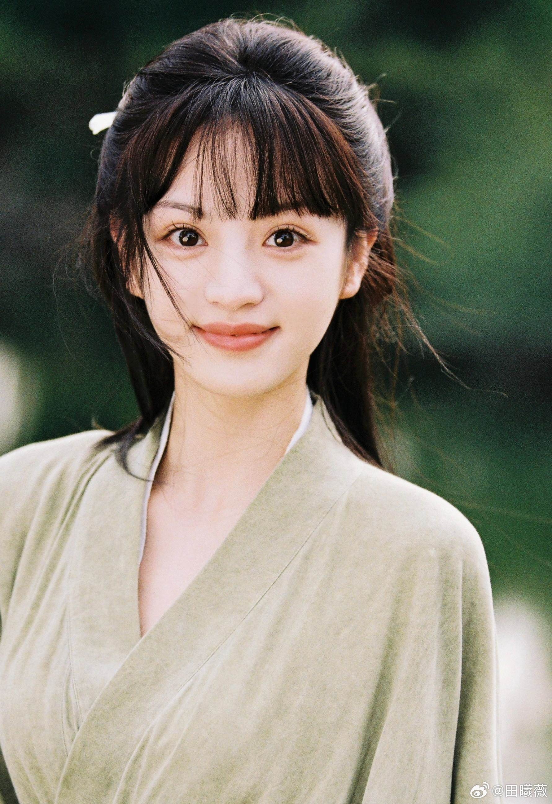 Mỹ nhân amp;#34;mặt học sinh body phụ huynhamp;#34; mặc đẹp từ thảm đỏ tới đời thường, đi tới đâu nơi đó thành sàn diễn - 2