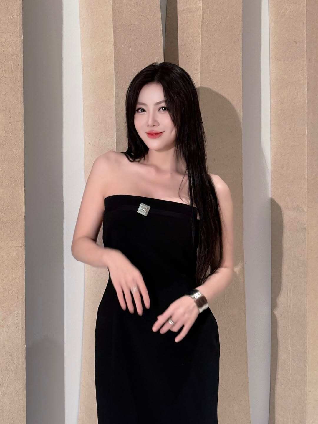 Gu mặc ngày càng quyến rũ của nàng Á hậu là mỹ nhân phim Việt amp;#34;giờ vàngamp;#34;, vừa lên chức giám đốc - 1
