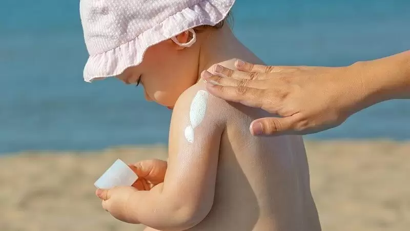 Trẻ bao nhiêu tuổi cần thoa kem chống nắng khi ra ngoài? 14 lưu ý khi chọn và dùng kem chống nắng cho trẻ em - 2