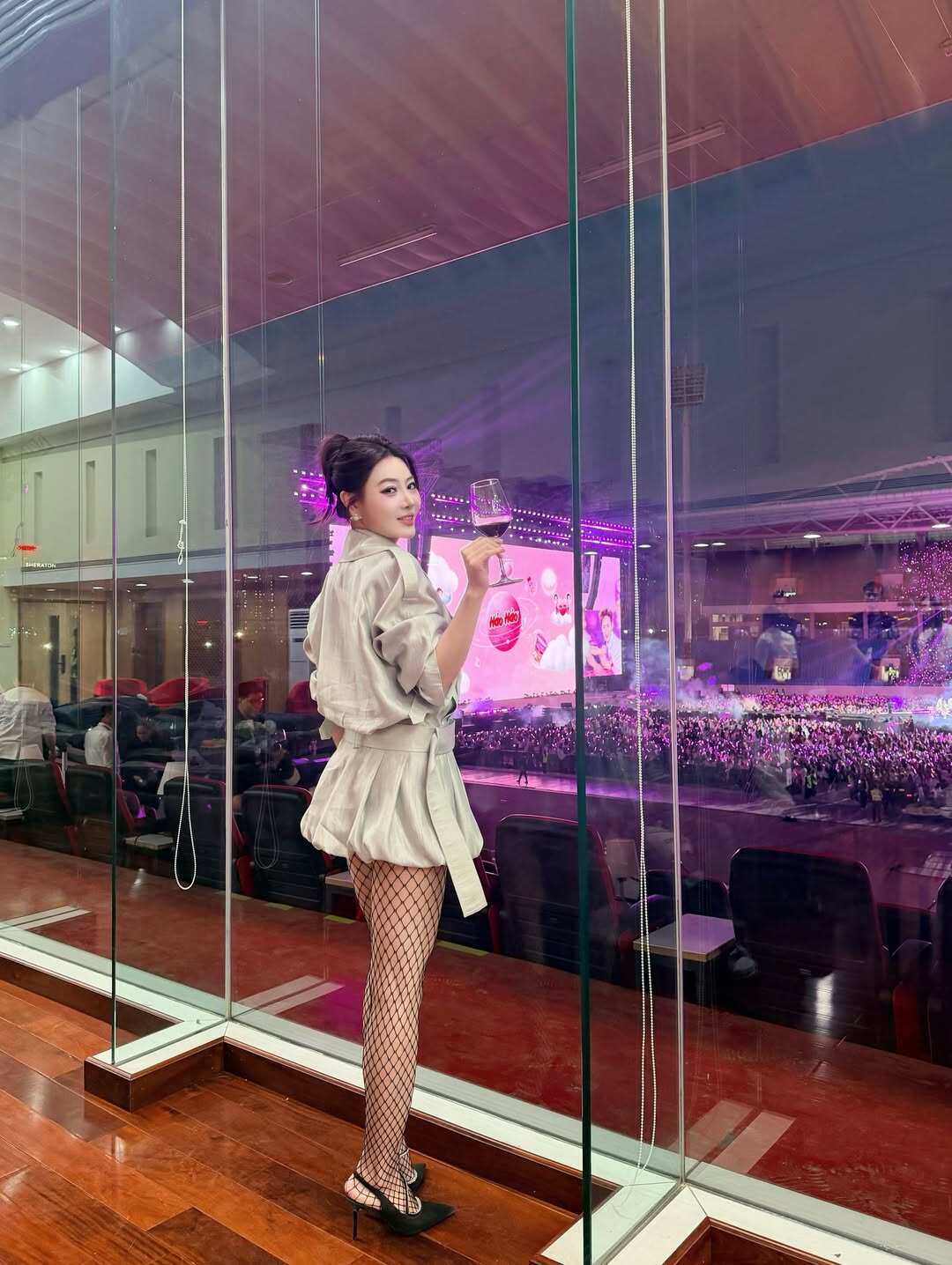 Trong đời sống thường ngày, Thanh Hương cũng ưu ái những thiết kế váy ngắn giúp tôn lên đôi chân dài thon thả. Thỉnh thoảng, cô khéo léo kết hợp cùng tất lưới, tạo điểm nhấn gợi cảm.