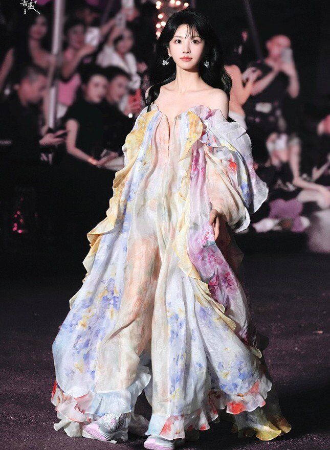 Công chúng đều khen ngợi nhan sắc và năng lượng tích của nữ diễn viên.