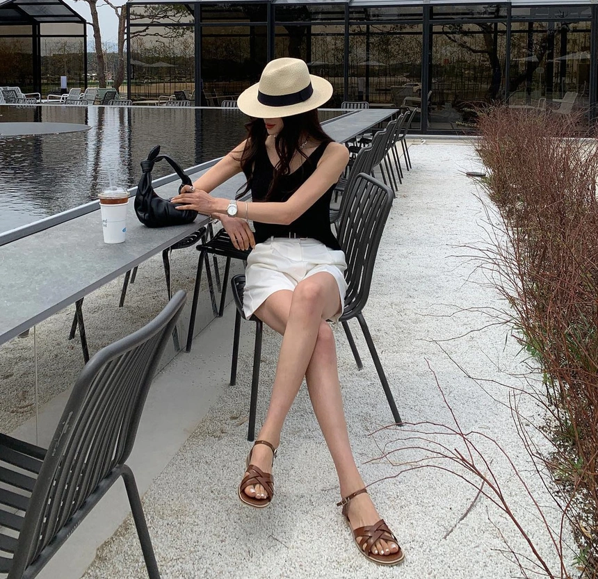 Nghỉ lễ đi du lịch không cần mang cả tủ đồ, chỉ cần 3 outfit này lên hình amp;#34;sống ảoamp;#34; cực đẹp, đi đâu cũng được - 16