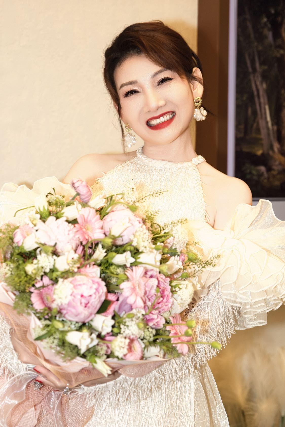 Nhan sắc trẻ trung hơn tuổi của nghệ sĩ Mỹ Uyên khi đã bước sang tuổi 50.