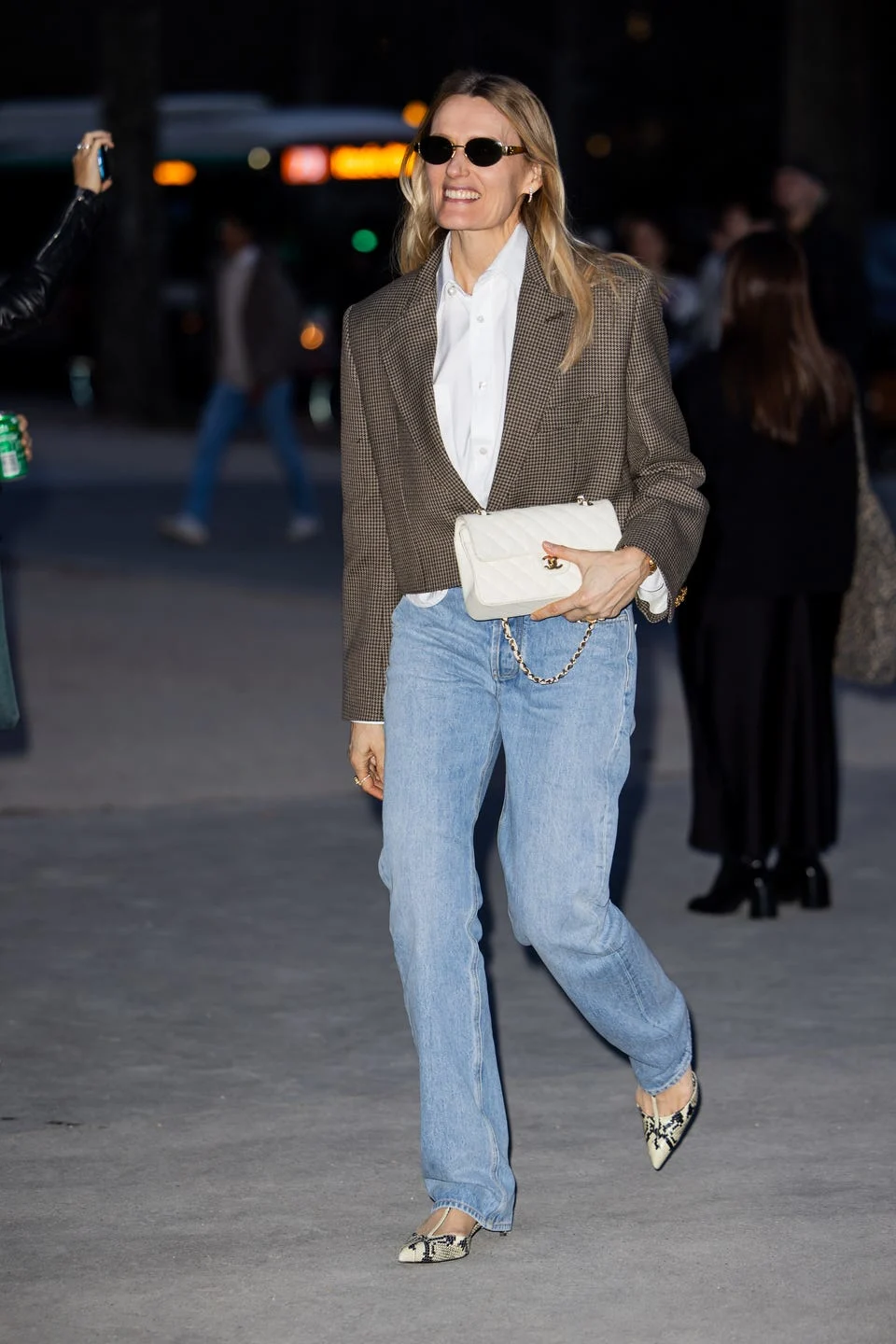 Ai nói quần jeans và giày cao gót lỗi mốt chắc chưa thử 6 combo hack dáng, giúp nổi bật trong mọi set đồ - 2