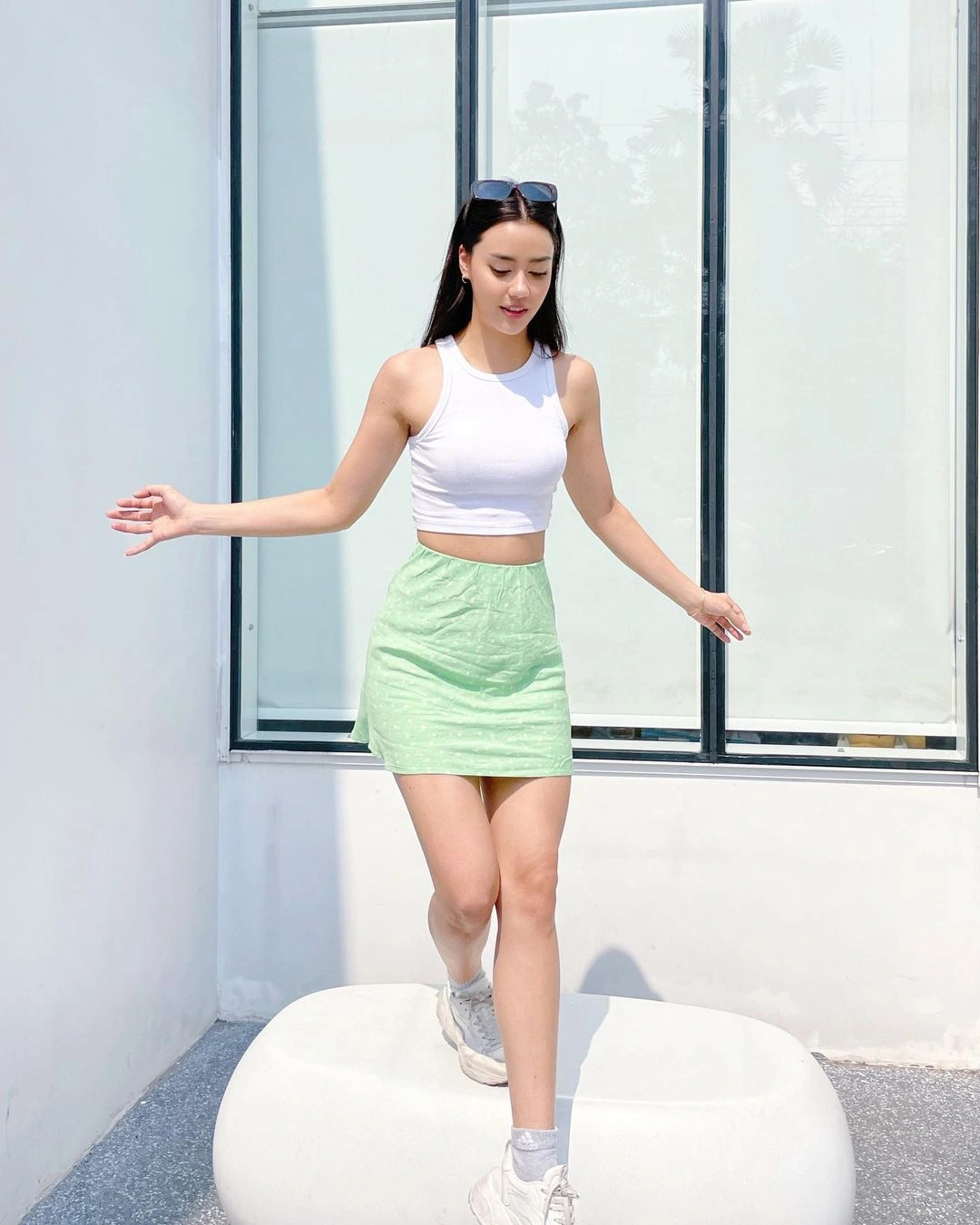 6 mẫu áo mát mẻ không thể thiếu trong mùa Hè, diện vào ngày nắng nóng đỉnh điểm lại càng hợp - 8