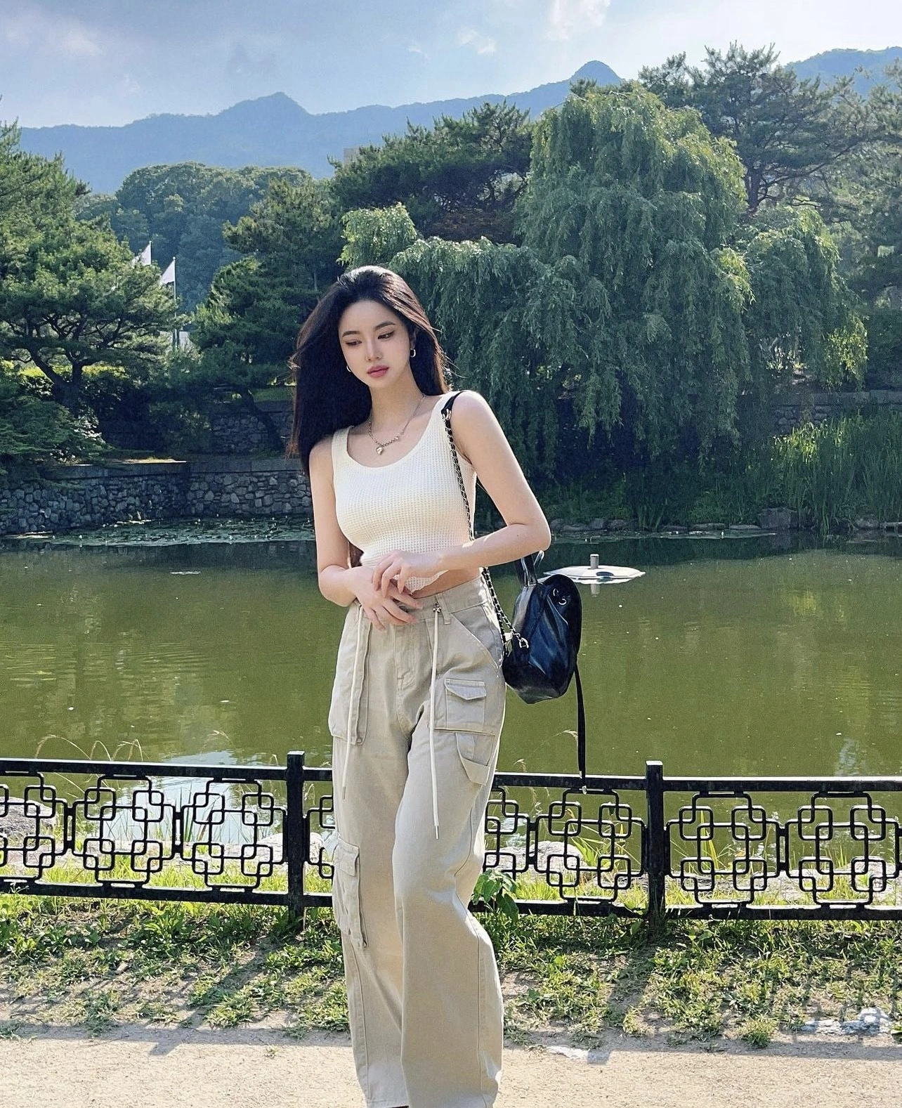 6 mẫu áo mát mẻ không thể thiếu trong mùa Hè, diện vào ngày nắng nóng đỉnh điểm lại càng hợp - 7