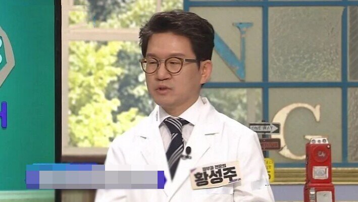 Bác sĩ người Hàn Quốc Hwang Sung-soo từng chia sẻ phương pháp chăm sóc tóc của mình trên một chương trình.