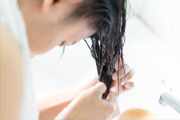 Tùy vào chất tóc của bạn mà lựa chọn thời điểm gội đầu khác nhau.