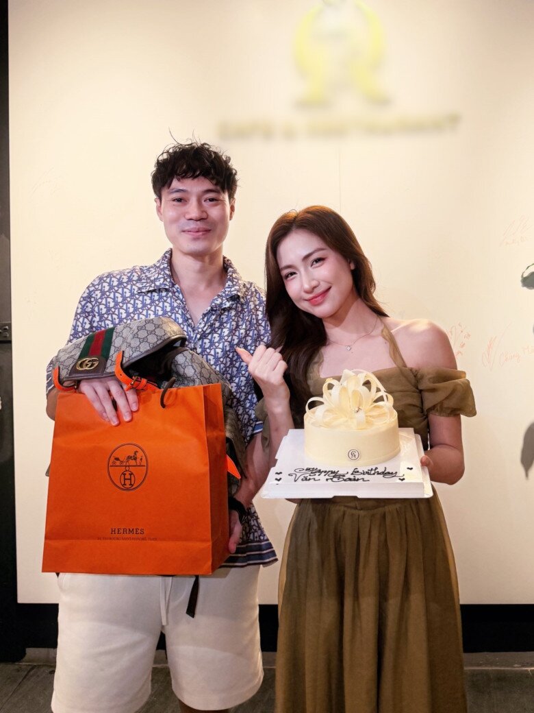Hòa Minzy tặng Văn Toàn ba lô Natural GG Leather-trimmed Backpack của thương hiệu Gucci và một túi quà từ Hermes (chưa được bật mí) dịp sinh nhật.