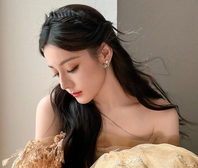 Ở tuổi 34, Địch Lệ Nhiệt Ba vẫn khiến công chúng trầm trồ với nhan sắc rạng rỡ, cuốn hút theo cách rất riêng.