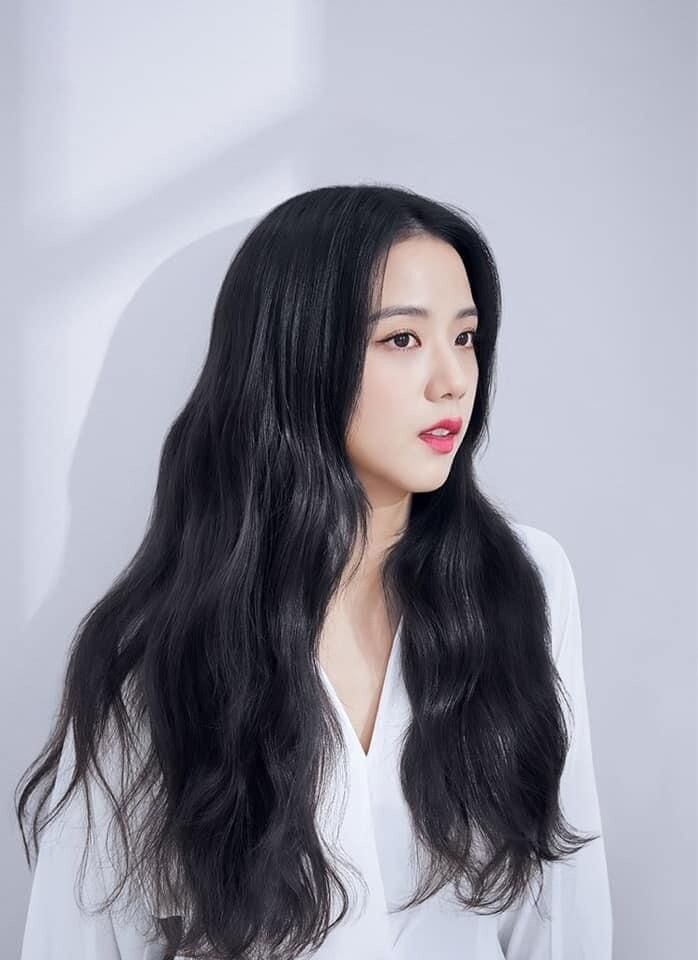 Tóc đen tự nhiên không chỉ tôn lên làn da mà còn mang đến vẻ ngoài thanh lịch, tinh tế và đầy khí chất.
