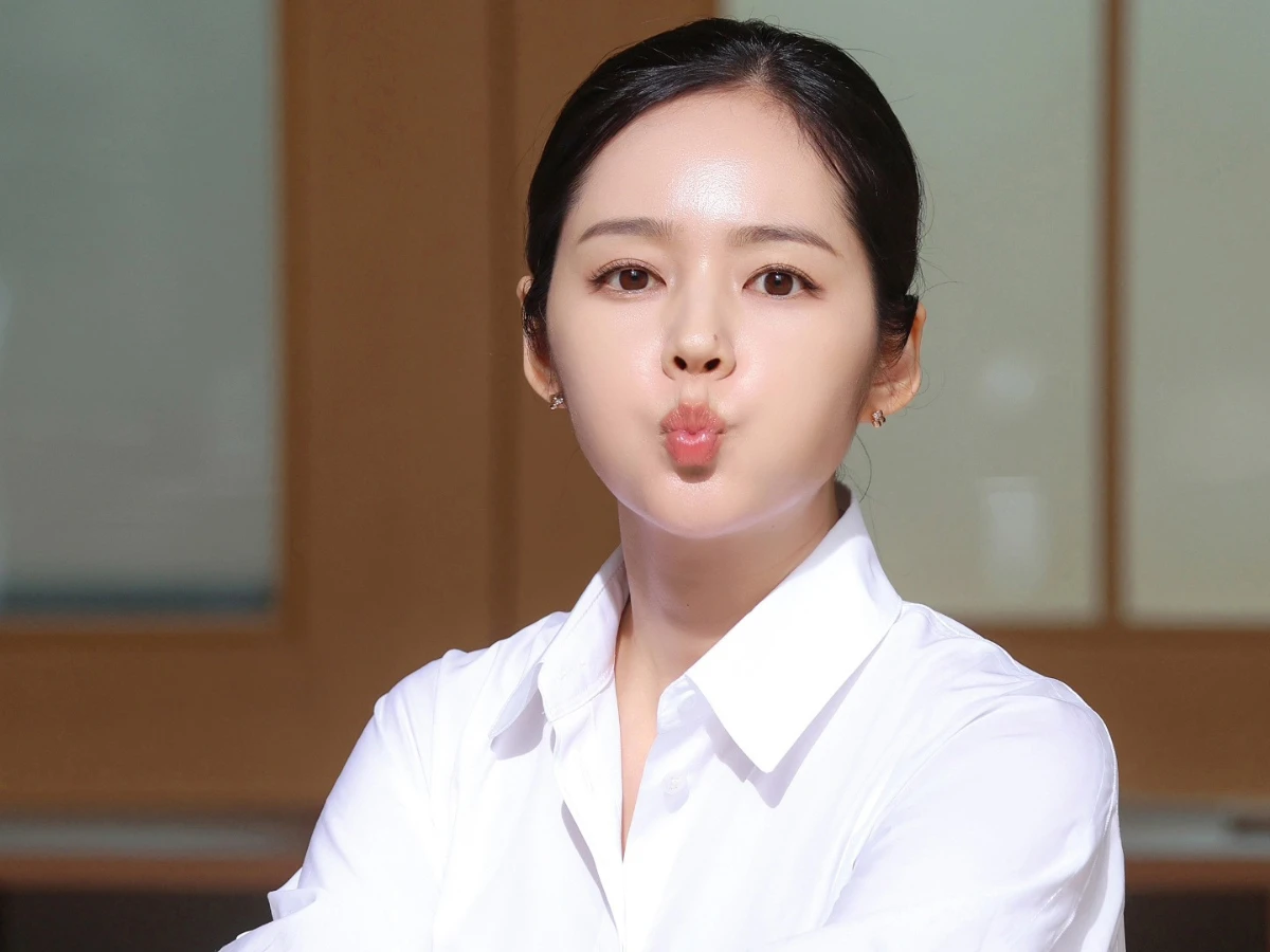 Nữ diễn viên Han Ga-in ở tuổi 44 vẫn sở hữu làn da căng mịn, cô thường xuyên dùng dầu ô liu trực tiếp mỗi sáng và thậm chí còn sử dụng nó trong các món tráng miệng hoặc các món ăn hàng ngày.