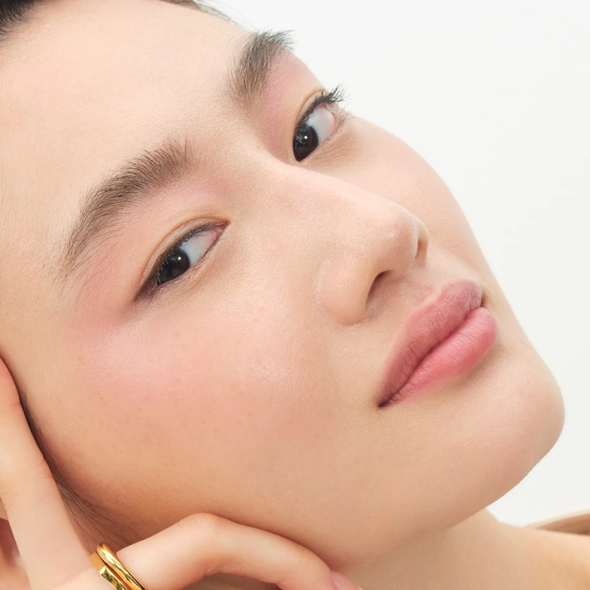 Trang điểm kỹ nhưng mặt vẫn amp;#34;mốcamp;#34;, chuyên gia chỉ 6 mẹo để có lớp nền mịn lỳ tự nhiên, vài tiếng không xỉn da - 5