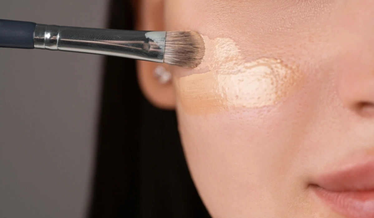 Trang điểm kỹ nhưng mặt vẫn amp;#34;mốcamp;#34;, chuyên gia chỉ 6 mẹo để có lớp nền mịn lỳ tự nhiên, vài tiếng không xỉn da - 2