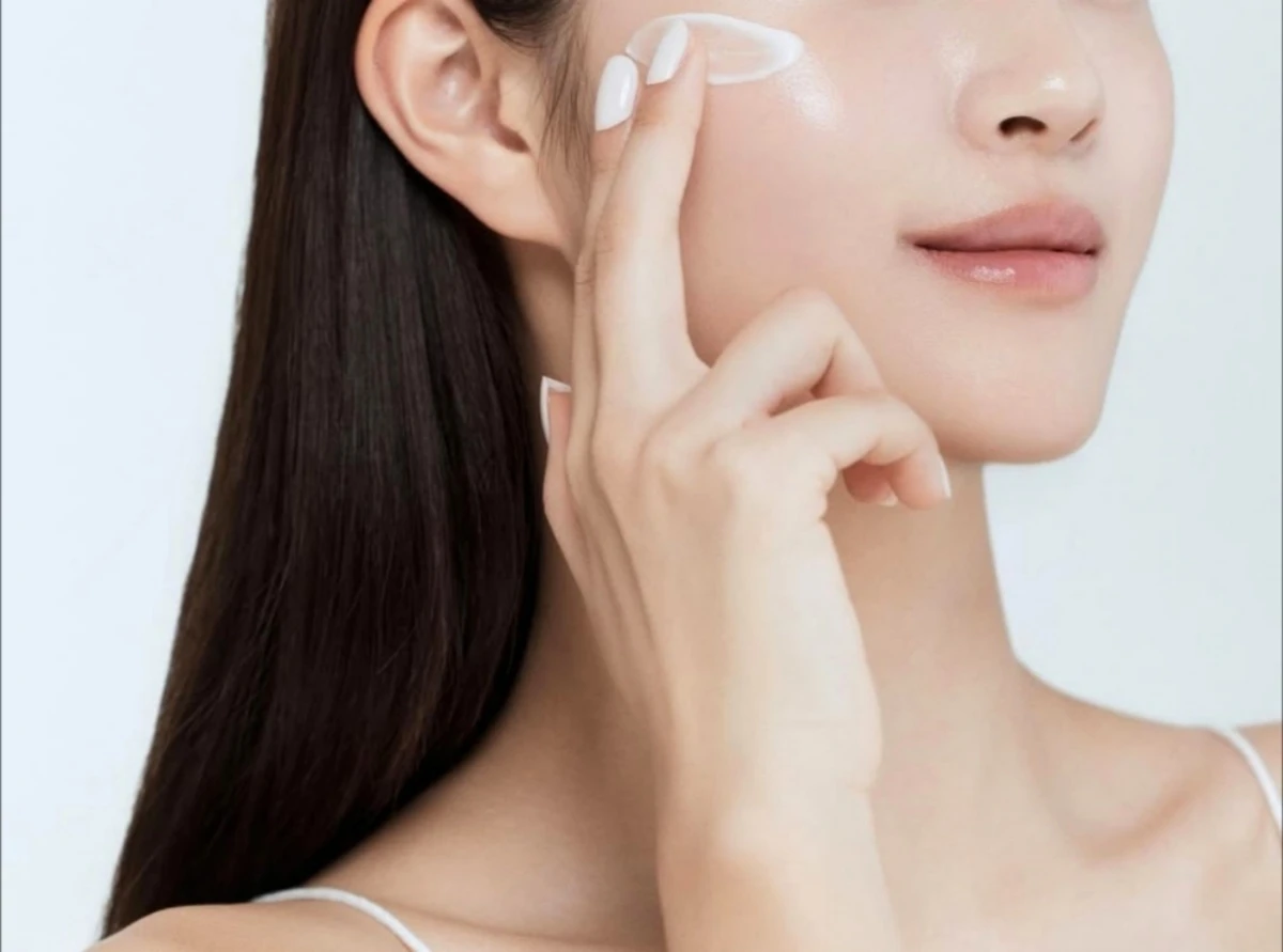 Trang điểm kỹ nhưng mặt vẫn amp;#34;mốcamp;#34;, chuyên gia chỉ 6 mẹo để có lớp nền mịn lỳ tự nhiên, vài tiếng không xỉn da - 1