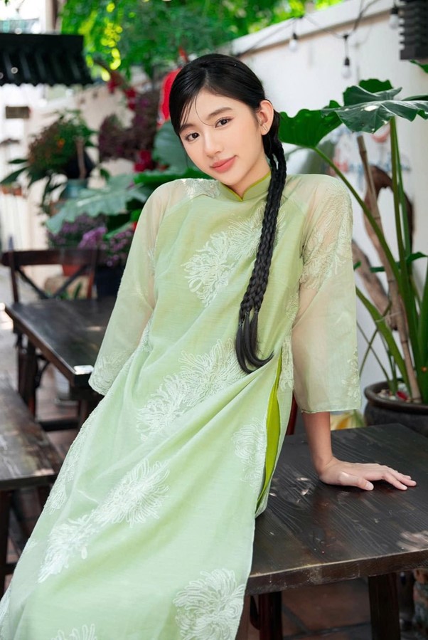 Cô bé 16 tuổi cao 1m70, nhan sắc thanh thuần, dịu dàng như bước ra từ trong tranh, là con của Hoa hậu nổi tiếng - 13