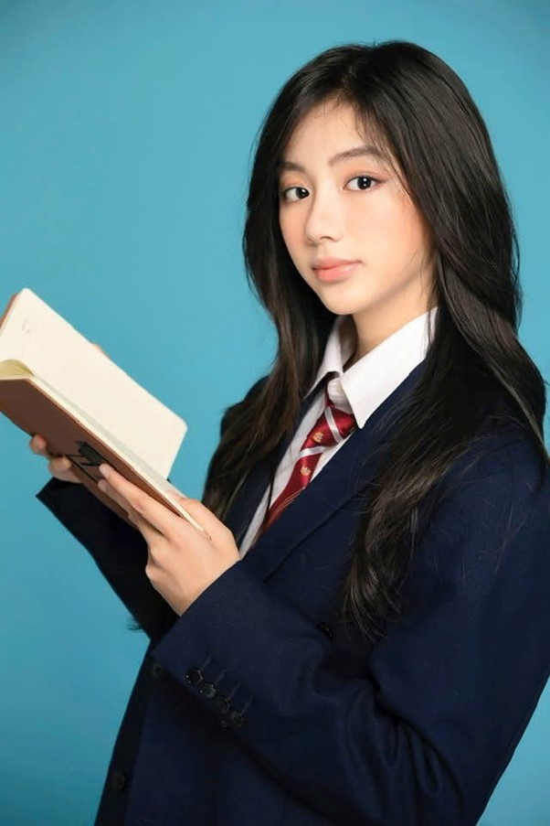 Cô bé 16 tuổi cao 1m70, nhan sắc thanh thuần, dịu dàng như bước ra từ trong tranh, là con của Hoa hậu nổi tiếng - 14