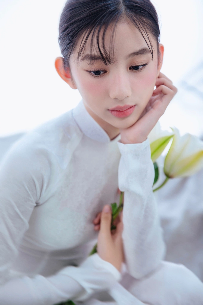 Cô bé 16 tuổi cao 1m70, nhan sắc thanh thuần, dịu dàng như bước ra từ trong tranh, là con của Hoa hậu nổi tiếng - 3