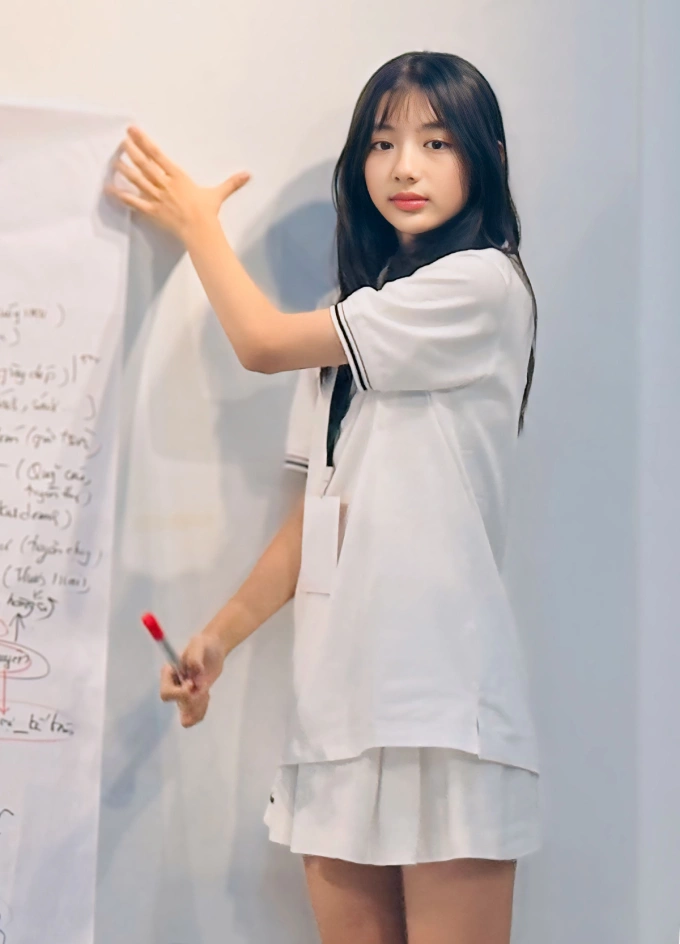 Cô bé 16 tuổi cao 1m70, nhan sắc thanh thuần, dịu dàng như bước ra từ trong tranh, là con của Hoa hậu nổi tiếng - 9