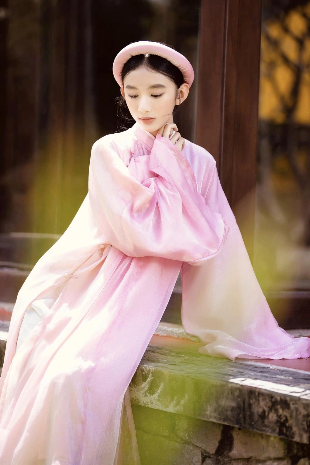 Cô bé 16 tuổi cao 1m70, nhan sắc thanh thuần, dịu dàng như bước ra từ trong tranh, là con của Hoa hậu nổi tiếng - 7