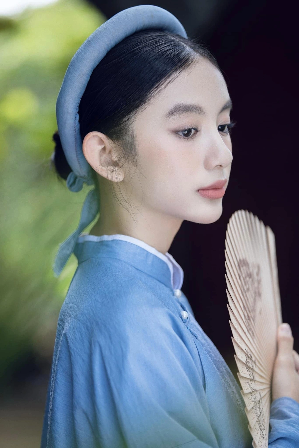 Cô bé 16 tuổi cao 1m70, nhan sắc thanh thuần, dịu dàng như bước ra từ trong tranh, là con của Hoa hậu nổi tiếng - 8