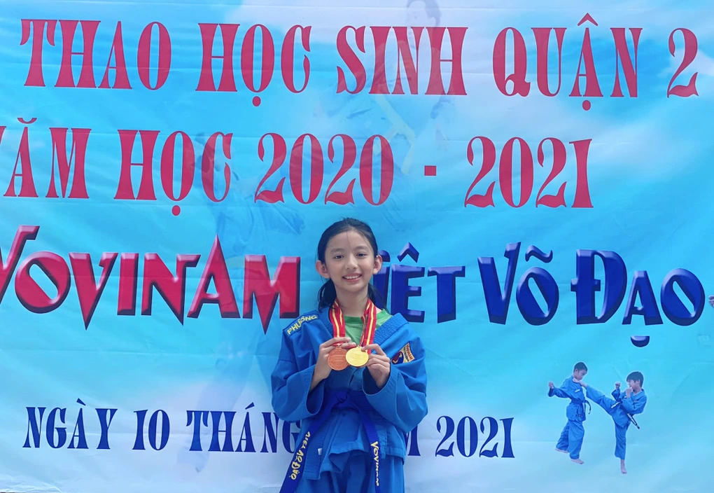 Cô bé 16 tuổi cao 1m70, nhan sắc thanh thuần, dịu dàng như bước ra từ trong tranh, là con của Hoa hậu nổi tiếng - 11