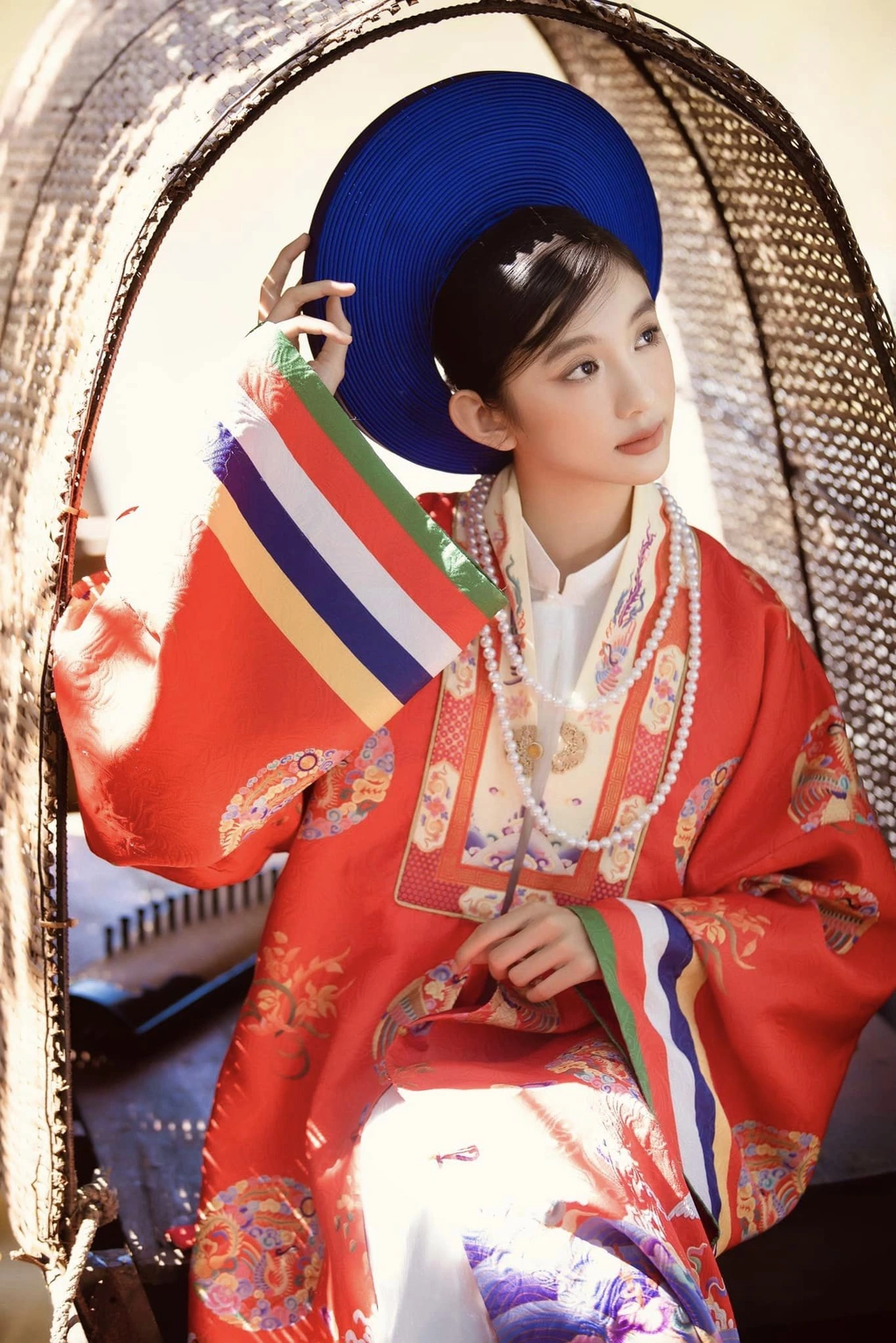 Cô bé 16 tuổi cao 1m70, nhan sắc thanh thuần, dịu dàng như bước ra từ trong tranh, là con của Hoa hậu nổi tiếng - 12