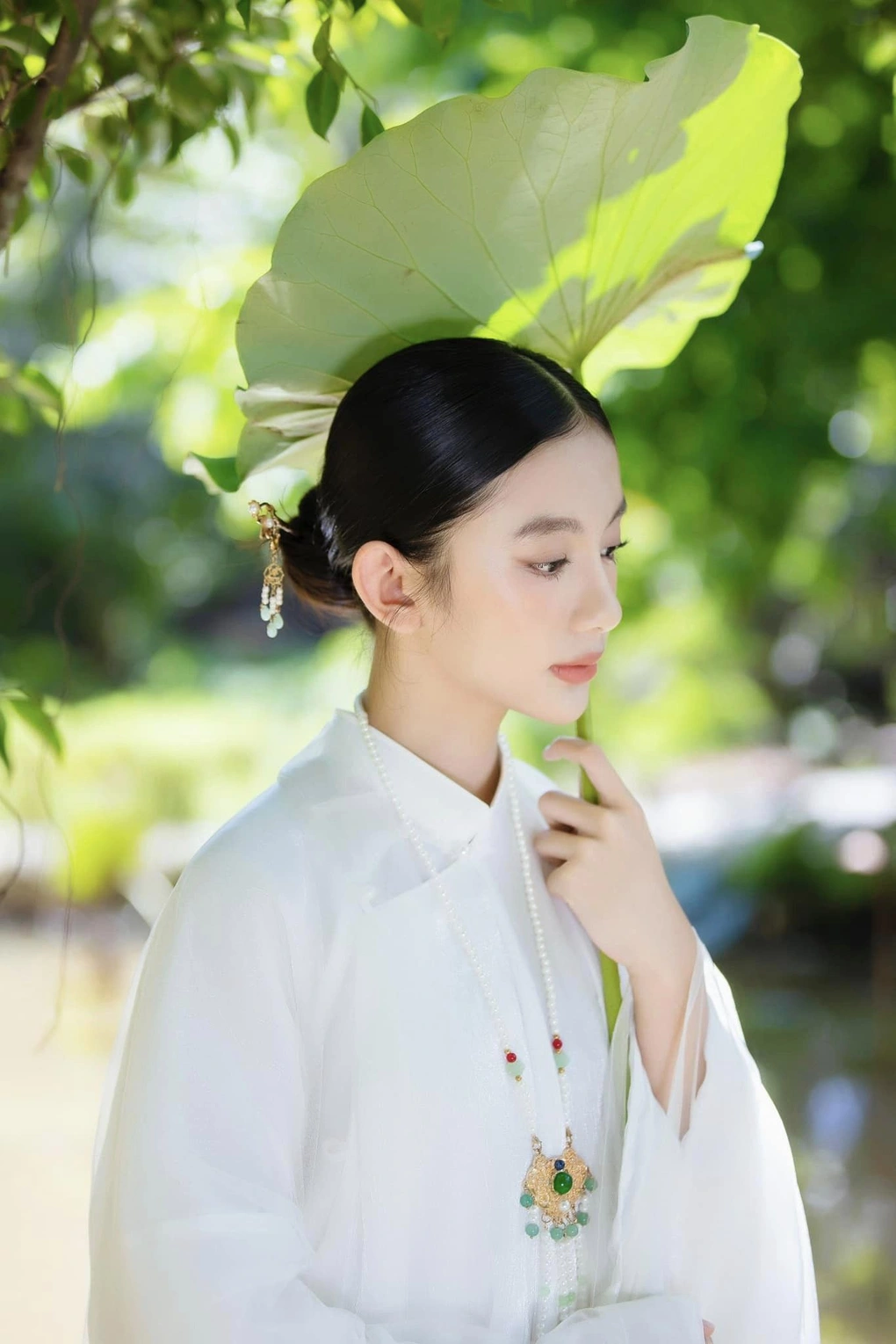 Cô bé 16 tuổi cao 1m70, nhan sắc thanh thuần, dịu dàng như bước ra từ trong tranh, là con của Hoa hậu nổi tiếng - 10