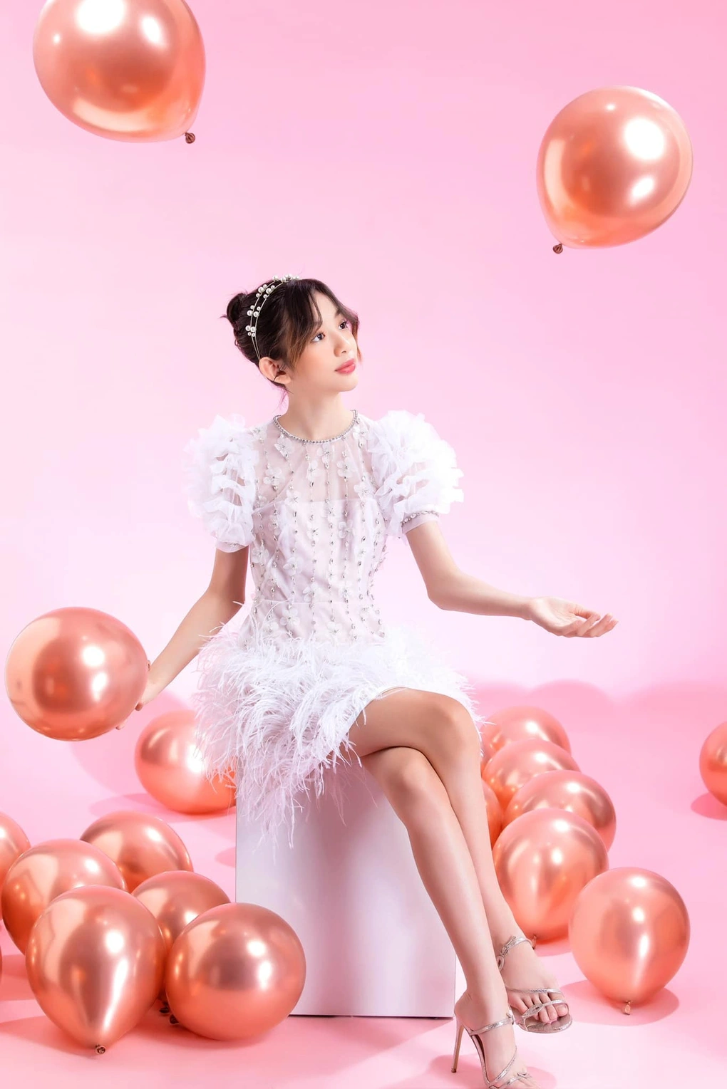 Cô bé 16 tuổi cao 1m70, nhan sắc thanh thuần, dịu dàng như bước ra từ trong tranh, là con của Hoa hậu nổi tiếng - 6