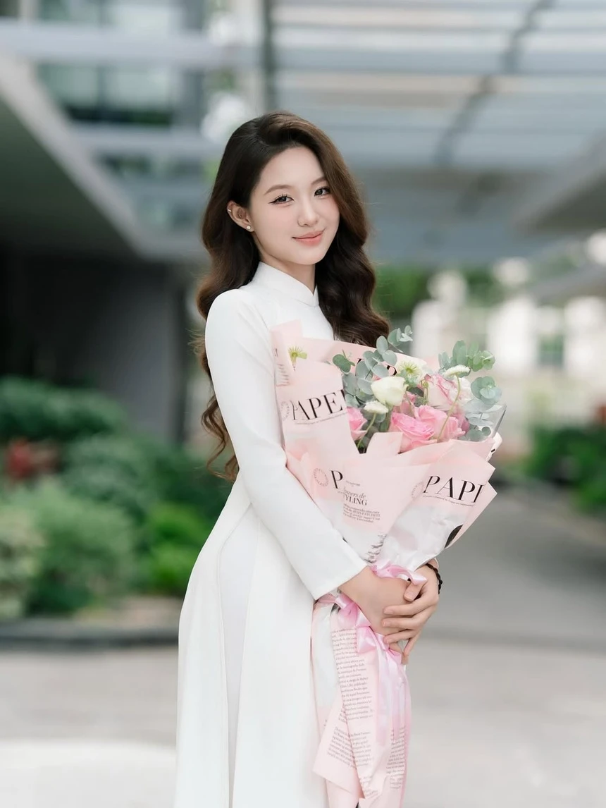 Con gái amp;#34;hoa khôi bóng chuyềnamp;#34; Kim Huệ thừa hưởng gen mẹ, 13 tuổi đã cao gần 1m70, mặt xinh như hoa, bắp tay săn chắc - 9