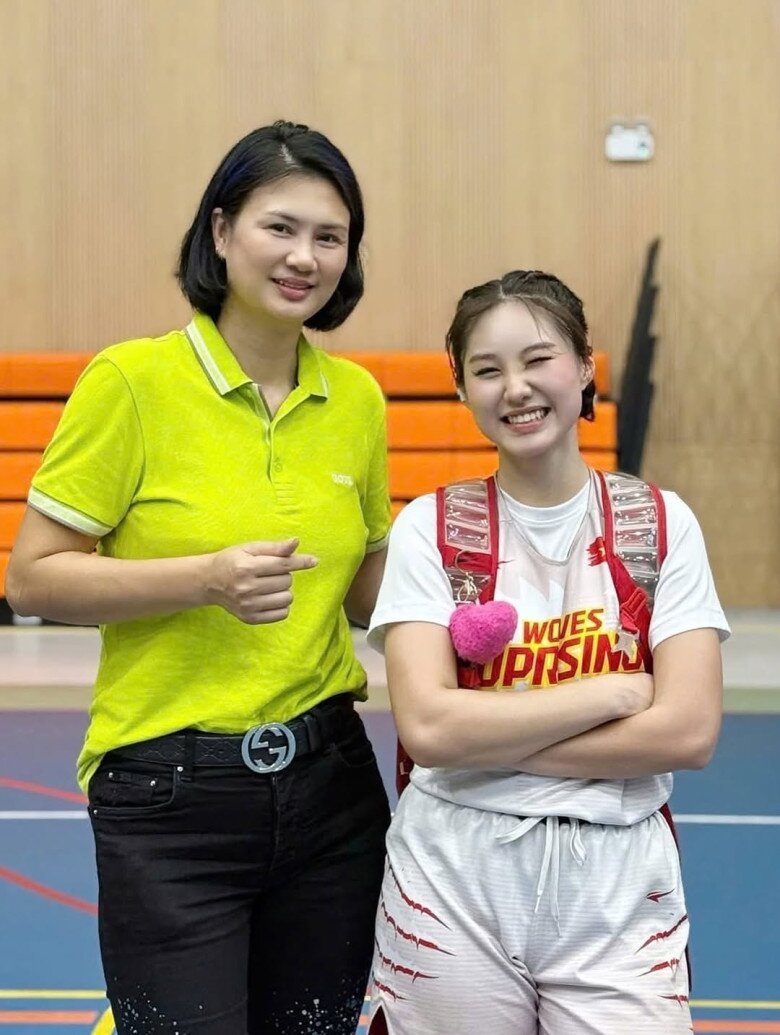 Con gái amp;#34;hoa khôi bóng chuyềnamp;#34; Kim Huệ thừa hưởng gen mẹ, 13 tuổi đã cao gần 1m70, mặt xinh như hoa, bắp tay săn chắc - 13