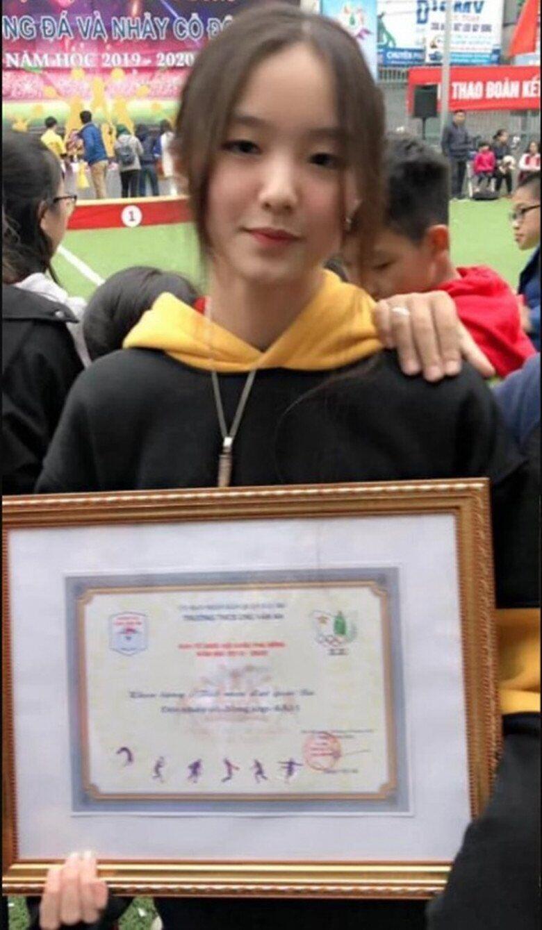 Con gái amp;#34;hoa khôi bóng chuyềnamp;#34; Kim Huệ thừa hưởng gen mẹ, 13 tuổi đã cao gần 1m70, mặt xinh như hoa, bắp tay săn chắc - 14