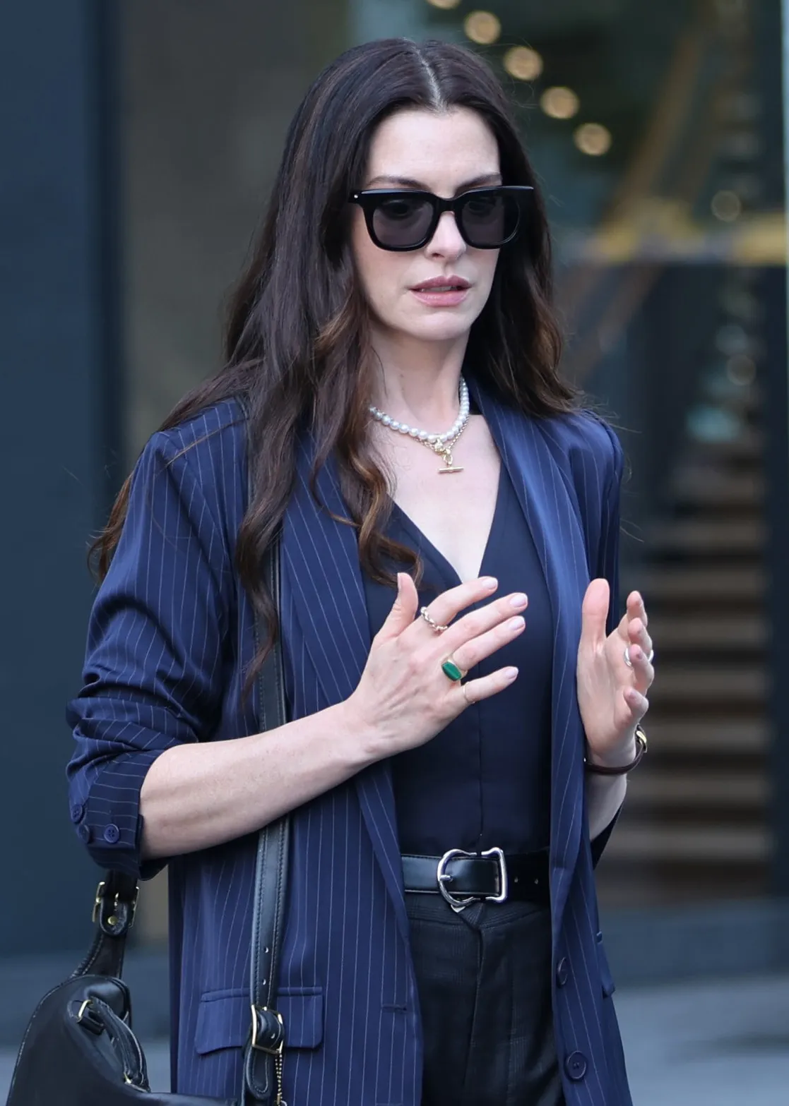 Thay vì mặc áo cổ sơ mi hay áo thun cổ tròn bên trong bộ vest, đổi sang áo cổ tim khoét sâu và bổ sung thêm dây chuyền ngọc trai.