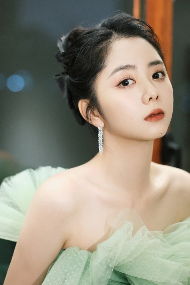 Mỹ nhân 35 tuổi trẻ như gái 18 chỉ nhờ một món đồ của em bé, áp dụng 3 bí quyết giúp amp;#34;hack tuổiamp;#34; ngoạn mục - 1