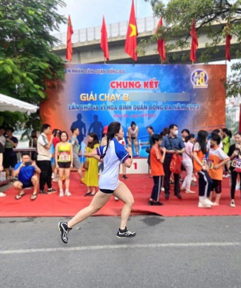 Con gái amp;#34;hoa khôi bóng chuyềnamp;#34; Kim Huệ thừa hưởng gen mẹ, 13 tuổi đã cao gần 1m70, mặt xinh như hoa, bắp tay săn chắc - 15