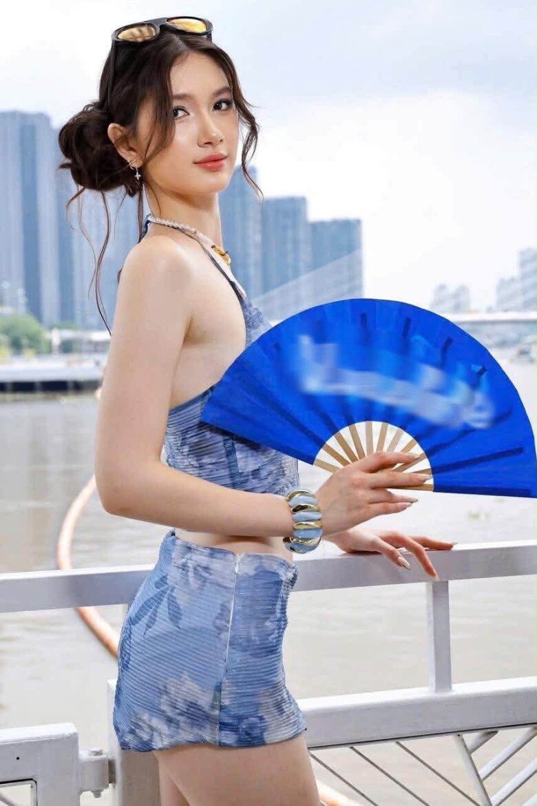 Em gái Đặng Văn Lâm gây chú ý khi lần đầu đảm nhận vai trò người mẫu.