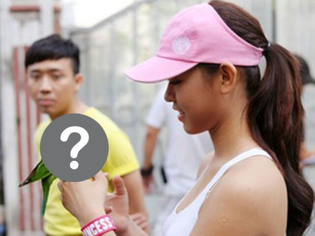 Loài chim duy nhất có thể ăn bằng chân, lông sặc sỡ đẹp mắt, vô cùng thông minh khiến giới nhà giàu thích mê