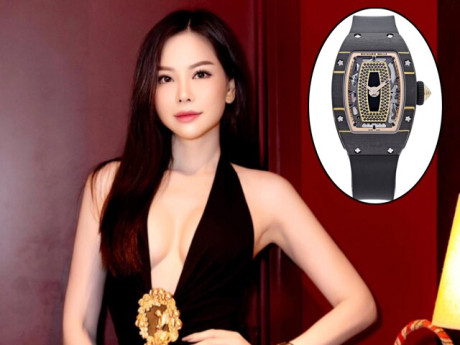 Con dâu tỷ phú Hoàng Kiều "đi đâu cũng đeo" đồng hồ 7 tỷ đồng