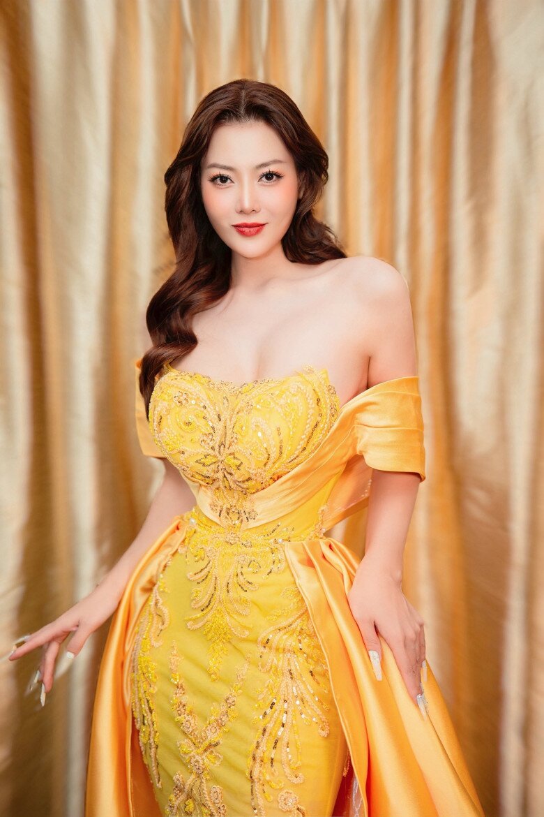 Bên cạnh dáng quây, Thanh Hương cũng đặc biệt yêu thích những thiết kế váy cúp ngực ôm sát, giúp tôn lên đường cong gợi cảm. Phần trễ vai được xử lý tinh tế càng làm tăng vẻ sang trọng, mang đến hình ảnh quyến rũ đầy cuốn hút cho nữ diễn viên.