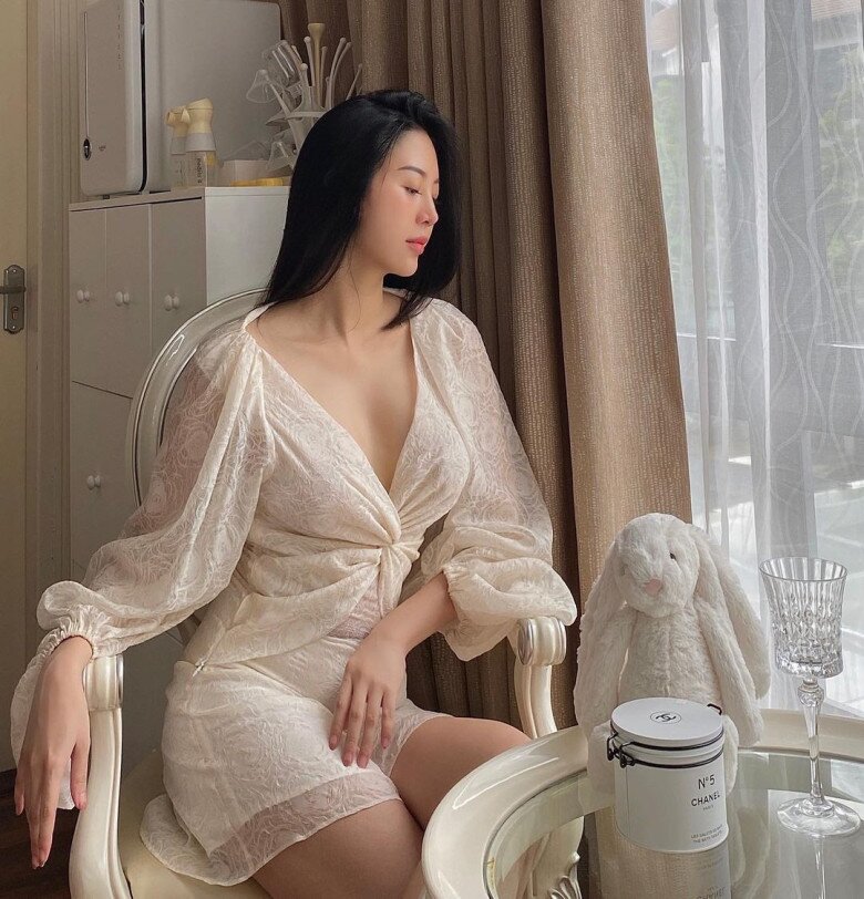 Nhan sắc bà mẹ 2 con ngày càng đằm thắm, quyến rũ, được khen rất hợp đẻ.