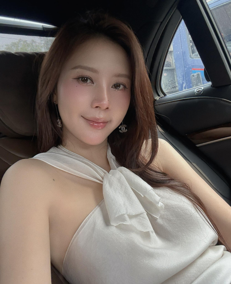 Cô được khen ngày càng lão hóa ngược và trông cuốn hút hơn thời son rỗi.