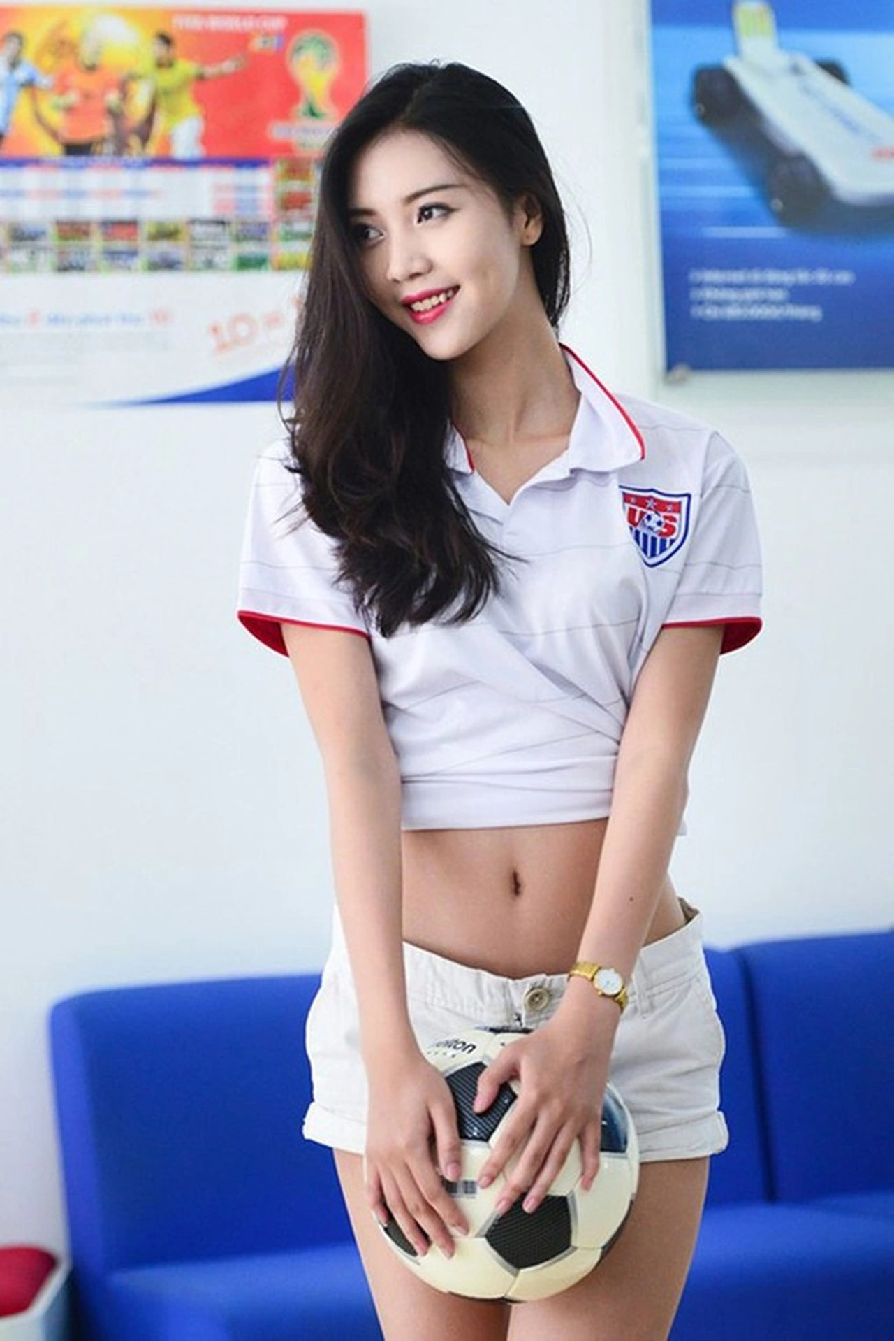 Vũ Ngọc Châm từng là 1 trong số 32 cô gái Việt đồng hành cùng mùa World Cup 2014.
